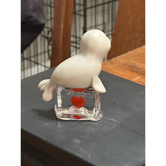 Precious Moments Fun Club Exclusive 2002 "Seal-ed With A Kiss" By Enesco - Picture 3 of 6